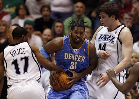 Nen (uprosted) z Denveru Nuggets atakuje ko Utahu Jazz pes Ronnieho Price (vlevo) a Kyrila Fesenka 