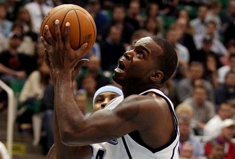 Paul Millsap z Utah Jazz zakonuje do koe Denveru Nuggets.