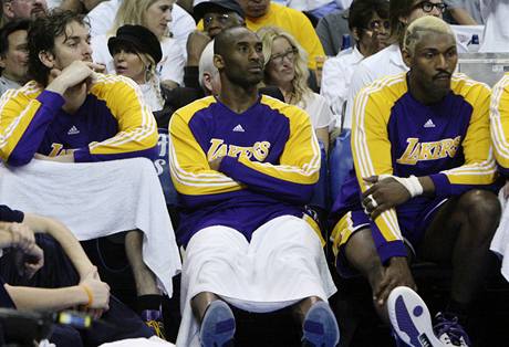 Pau Gasol, Kobe Bryant a Ron Artest (zleva) sed zklaman na lavice LA Lakers