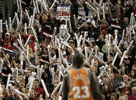 Jason Richardson z Phoenixu Suns pihl oslavm fanouk Portlandu Trail Blazers