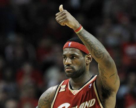 LeBron James z Clevelandu Cavaliers slav proti Chicagu Bulls