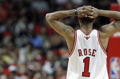 Derrick Rose z Chicaga Bulls je zklaman po prohe s Clevelandem Cavaliers