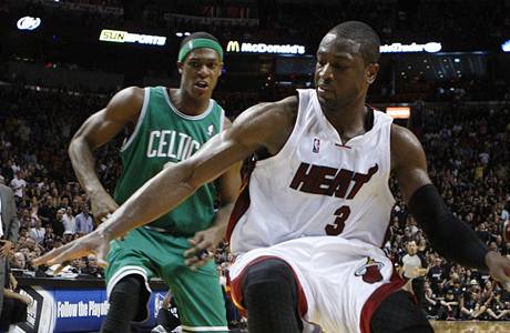 Dwyane Wade (vpravo) z Miami Heat pekonal obranu Rajona Ronda z Bostonu Celtics