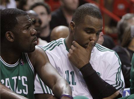 Michael Finley (vlevo) a Glen Davis z Bostonu Celtics zklaman z prohry v Miami