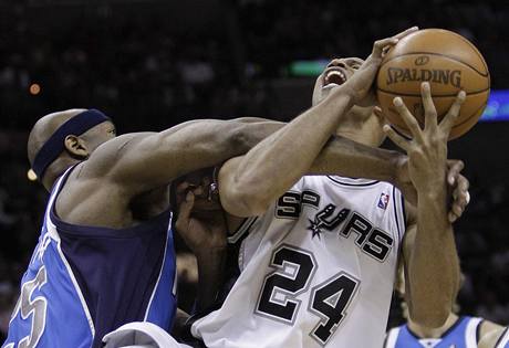 Erick Dampier (vlevo) z Dallasu Maverics fauluje Richarda Jeffersona ze San Antonia Spurs