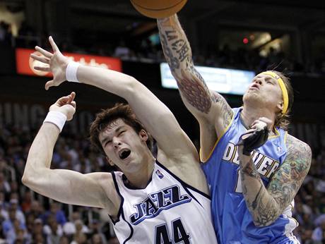 Chris Andersen (vpravo) z Denveru Nuggets doskakuje pes Kyrila Fesenka z Utahu Jazz