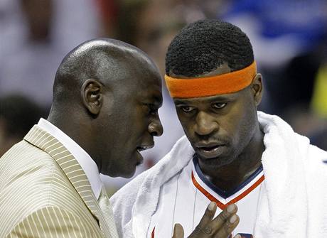 Michael Jordan (vlevo) coby majitel Charlotte Bobcats udl pokyny Stephenu Jacksonovi