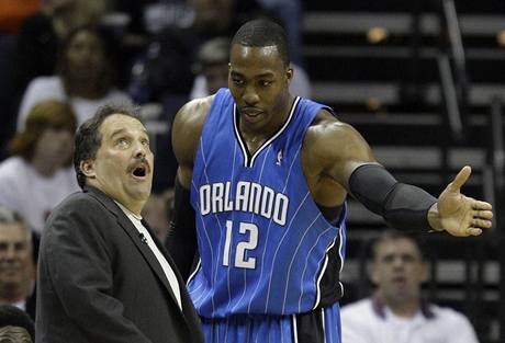 Dwight Howard a jeho kou Stan Van Gundy debatuj o vvoji duelu Charlotte Bobcats - Orlando Magic