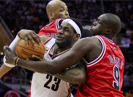 LeBron James (vlevo) z Clevelandu Cavaliers schytv tvrd der od Luola Denga v duelu s Chicagem Bulls