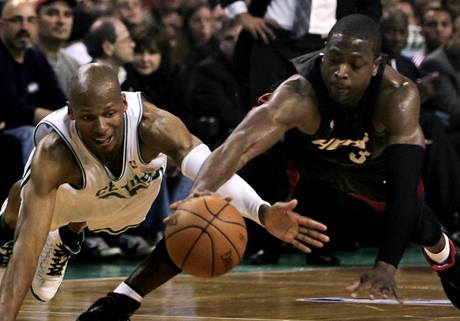 Ray Allen (vlevo) z Bostonu Celtics a Dwyane Wade z Miami Heat bojuj o m