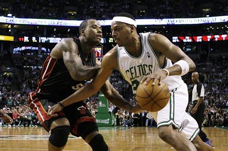 Paul Pierce (vpravo) z Bostonu Celtics obchz Quentina Richardsona z Miami Heat