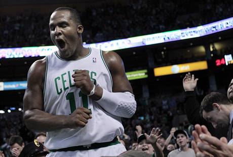 Glen Davis z Bostonu Celtics slav s fanouky