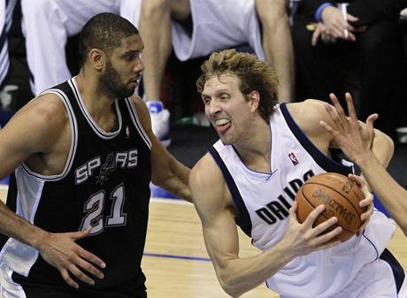 Dirk Nowitzki (vpravo) z Dallasu Mavericks to pes Tima Duncana ze San Antonia Spurs