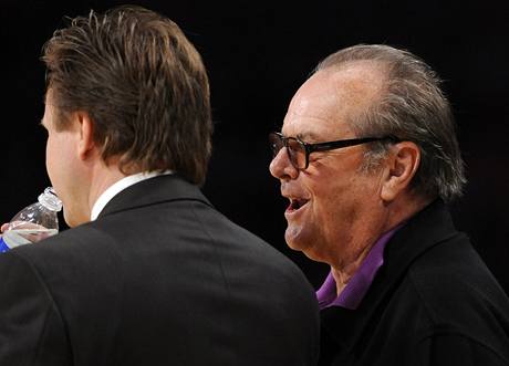 Jack Nicholson, herec a vniv fanouek LA Lakers, vede debatu s kouem Oklahomy City Thunder Scottem Brooksem