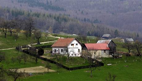 Osada Hut u vesniky tkov le uprosted kopc na esko-slovenskm pomez
