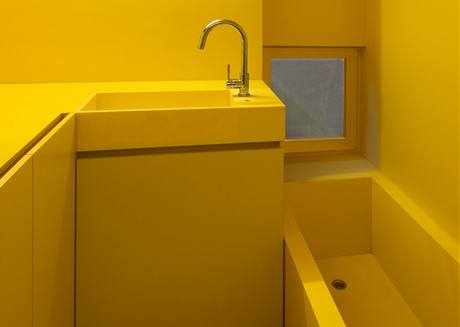 Stny v koupeln jsou vymalovny omyvatelnou barvou ve lutm odstnu. Vana je z modernho materilu Corian 
