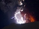 Islandsk sopka Eyjafjallajkull chrl lvu, v mraku sopenho popela se k blesky. (20. dubna 2010)