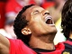 JE TAM! Nani z Manchesteru United k�i�� radost� po g�lu s�t� Tottenhamu. Spolu s n�m oslavuj� i Dimitar Berbatov a Paul Scholes.