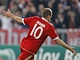 Arjen Robben z Bayernu Mnichov (vlevo) slav� g�lv semifin�le Ligy mistr� proti Lyonu