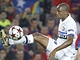 Takhle efektn� si zpracov�v� m�� Samuel Eto, �to�n�k interu Mil�n.
