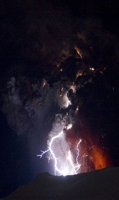 Islandsk sopka Eyjafjallajkull chrl lvu, v mraku sopenho popela se k blesky. (20. dubna 2010)