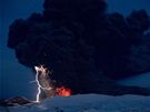 Islandská sopka Eyjafjallajökull chrlí lávu, v mraku sopeného popela se kíí...