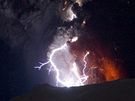 Islandská sopka Eyjafjallajökull chrlí lávu, v mraku sopeného popela se kíí...