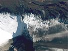 Islandská sopka Eyjafjallajökull chrlí sloup sopeného popela a dýmu. (20. dubna 2010)