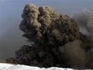 Islandská sopka Eyjafjallajökull chrlí sloup sopeného popela a dýmu. (20....