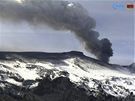 Islandská sopka Eyjafjallajökull chrlí sloup sopeného popela a dýmu. Zábr islandské televize. (20. dubna 2010)