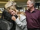 Tináctiletou Fabienne Urferovou vítají rodie na letiti v San Franciscu. Ze kolního výletu se mla vráti ji ped týdnem. (22. dubna 2010)
