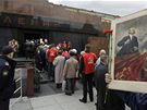 Rutí komunisté ekají ve front ped Leninovým mauzoleem. (22. dubna 2010)