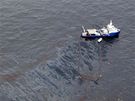 Amerití záchranái likvidují ropnou skvrnu po explozi ropné ploiny Deepwater Horizon (26. dubna 2010)