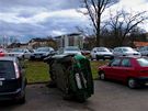 Fotografie z brnnského parkovit ve Veveí ulici. Zelené auto tam stojí odloené ji nejmén tyi roky