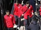 Fotbalisté Liverpoolu Mascherano, Benajun a Gerrard nastupují na nádraí v Runcornu do vlaku.