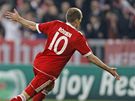 Arjen Robben z Bayernu Mnichov (vlevo) slav glv semifinle Ligy mistr proti Lyonu