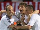 GÓLOVÁ RADOST: Robben s Müllerem (zleva) se radují z gólu Olie (vpravo) do sít Lyonu; z odvetného semifinále Ligy mistr Lyon - Bayern Mnichov