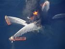 Hasii se snaí uhasit poár ropné ploiny v Mexickém zálivu (21. dubna 2010)