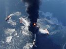 Hasii se snaí zdolat ohe, který zachvátil ropnou ploinu v Mexickém zálivu (21. dubna 2010)
