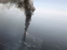 Záchranái stále pátrají po 11 lidech z ropné ploiny v Mexickém zálivu, kterou zachvátil poár (21. dubna 2010)