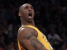 Kobe Bryant z LA Lakers se raduje z trefy do koe Oklahomy