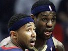 LeBron James (vpravo) a Mo Williams z Clevelandu Cavaliers se domlouvaj, co udlat s duelem v Chicagu