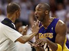 Kobe Bryant z LA Lakers se diví rozhodnutí sudího Seana Corbina