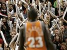 Jason Richardson z Phoenixu Suns pihlíí oslavám fanouk Portlandu Trail Blazers