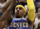 Carmelo Anthony z Denveru Nuggets zakonuje pes Wesleyho Matthewse z Utahu Jazz