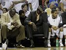 Zklamaná lavika Charlotte Bobcats, zcela vlevo Michael Jordan