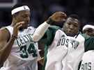 Paul Pierce (vlevo) a Nate Robinson z Bostonu Celtics slav vhru nad Miami Heat