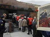 Rut komunist ekaj ve front ped Leninovm mauzoleem. (22. dubna 2010)