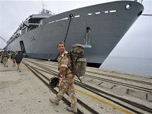 Britt vojci se ve panlskm Santanderu nalouj na vlenou lo HMS Albion, kter je odveze na britsk ostrovy. (20. dubna 2010)
