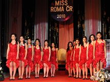 MISS ROMA 2010 v Hodonn. Vtzkou se stala sedmnctilet Pavlna Lendelov z Lovosic. Na druhm mst skonila devatenctilet Veronika Olahov z Jesenice (vlevo) a druhou vicemiss se stala patnctilet Nikola Dudov z Bruntlu.